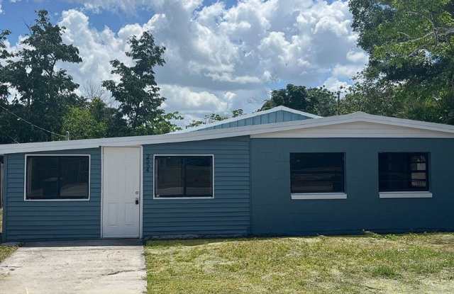 Spacious Remodeled 6BR/1BA Winter Haven Home! photos photos