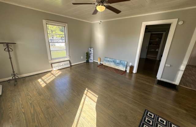 2 Bed House w/ Wooden floors, Large Front porch, Central HVAC & Huge yard! photos photos
