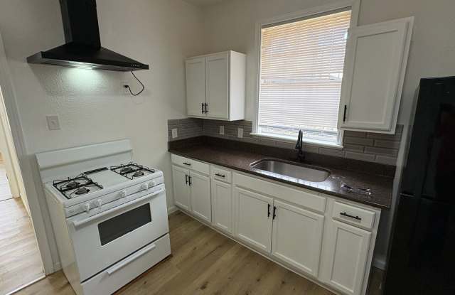 This beautifully remodeled 3‑bedroom, 1‑bath house in NLR $1,050/month. Gallery 4