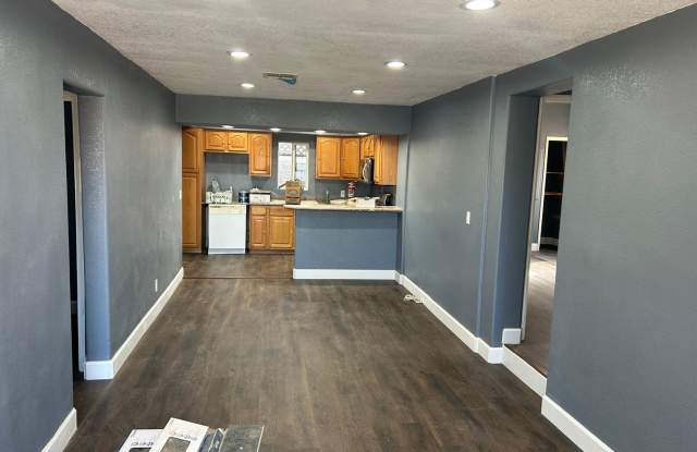 Remodeled 4 bedrooms 2 baths house in Imperial Gallery 4