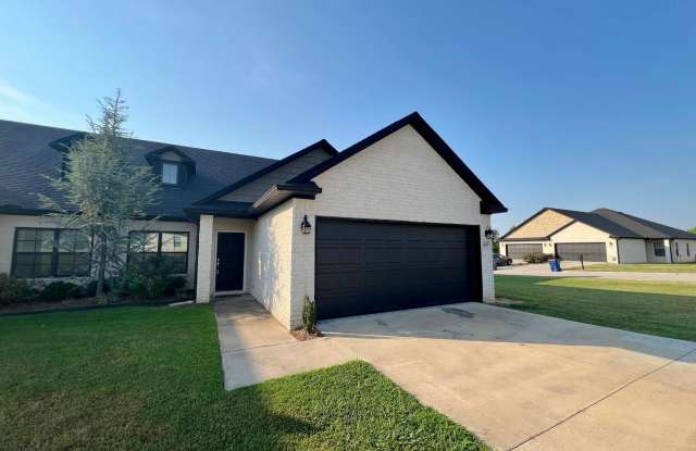 Beautiful 3 Bedroom/2.5 Bathroom Townhome in Chaffee Crossing Area **ASK ABOUT MOVE IN SPECIAL!! - 6809 MARIBETTE RD, Fort Smith, AR 72916