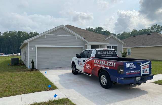 Desirable Oak Ridge Subdivision 3/2/2 Gallery 4