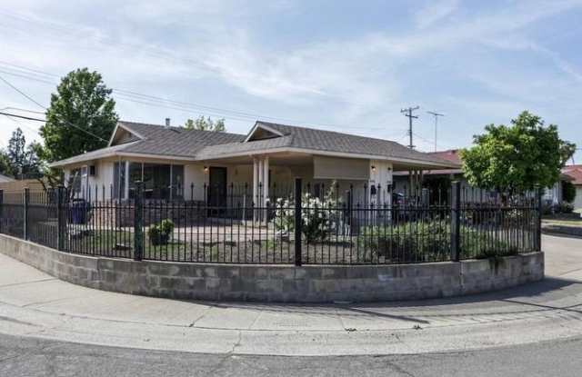 4046 Fotos Ct - Sacramento 95820 Gallery 1