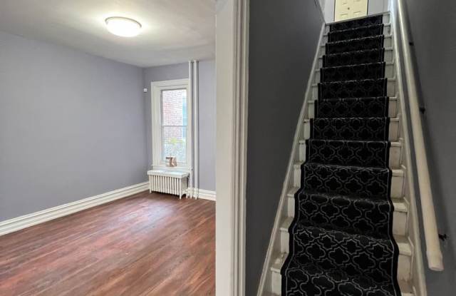 Spacious THREE BEDROOM ROW Gallery 3