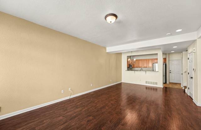 Spacious 3 Bed 2.5 Bath in the heart of Aurora! Gallery 4
