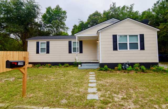 Modern Comfort with Timeless Cozy Charm and a fenced-in yard! - 1549 Heath Street, Augusta, GA 30904