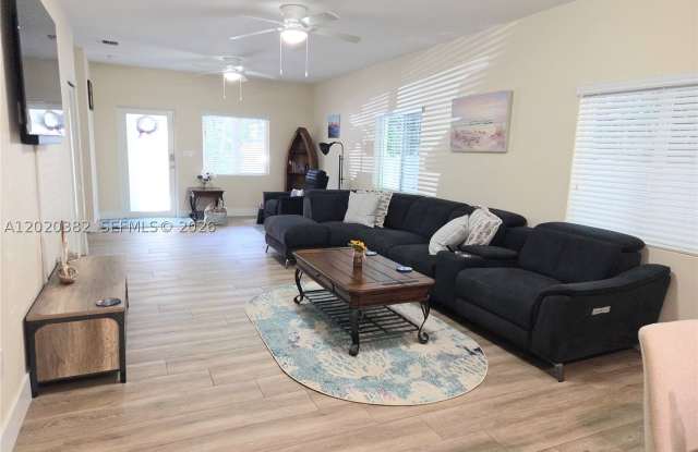 11 Pompano Ave Gallery 2