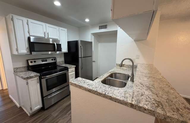 $0 First Month! Remodeled 2BR/2BA Townhome in Central Mesa | Garage, Pool & Vaulted Ceilings Gallery 4
