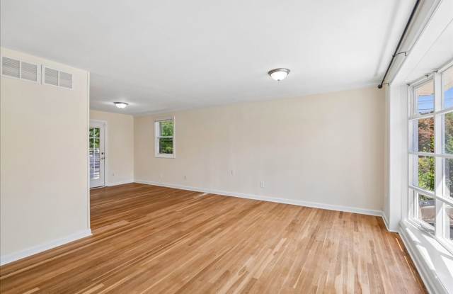Perfectly Located Single Family Home in Silver Spring Gallery 4