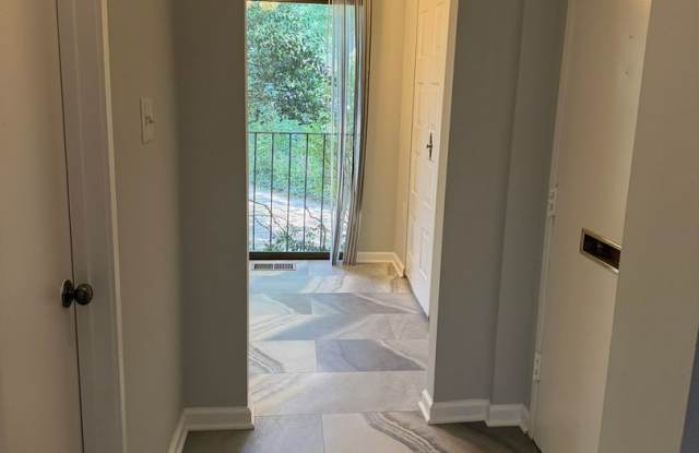 Charming End-Uit Townhome Nestled in Potomac Gallery 3