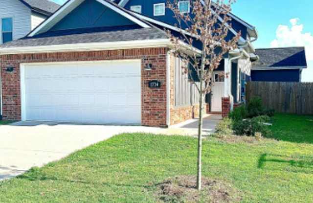 3 Bed, 2.5 Bath Two-Story Home with Granite Finishes  Fenced Yard – Pet Friendly! photos photos