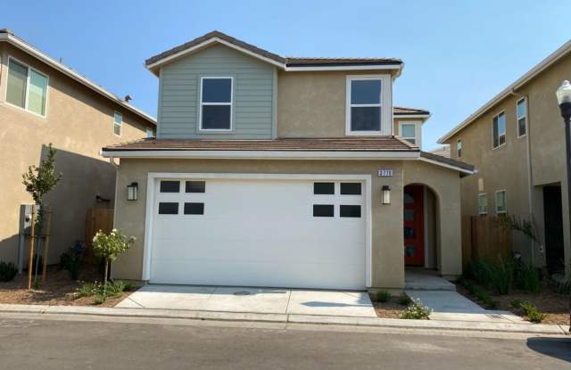 Newer Wilson Elev8ions home with a nice floor plan, nice upgrades, nice amenities and a community pool in Clovis. photos photos