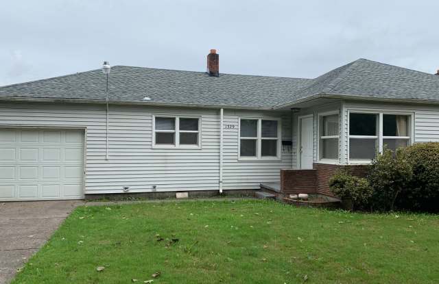 Spacious Duplex in Convenient Longview Location - 1329 8th Avenue, Longview, WA 98632