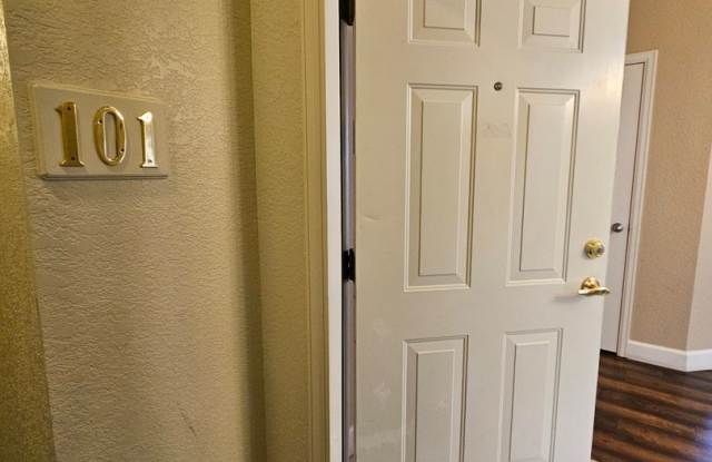 Beautiful Ground Floor Condo, Steps From Light Rail - Close to Fitzsimmons/DIA Gallery 4