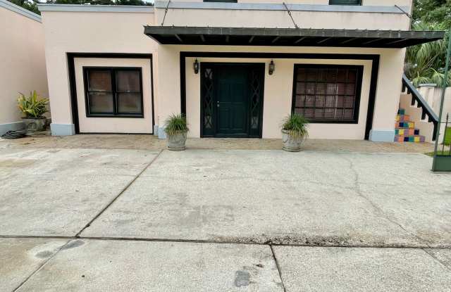 LOVELY CARRIAGE HOME IN THE HEART OF MIDTOWN Gallery 3