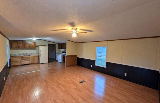 Country living with spacious front and backyard - 3 beds/ 2bath available now!! Gallery 2
