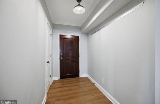 906 S WASHINGTON Street Gallery 4