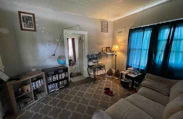 SUPER CUTE 2 BEDROOM 1 BATH - Available Soon! Gallery 3