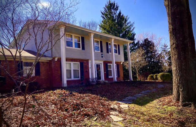 445 Foxbrook Dr - 445 Foxbrook Drive, Creve Coeur, MO 63141
