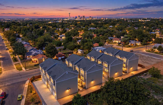 Brand-New 3-Story Modern Townhome Near Downtown & Southtown Gallery 1