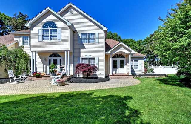 3 Leahs - 3 Leahs Court, Smithtown, NY 11787