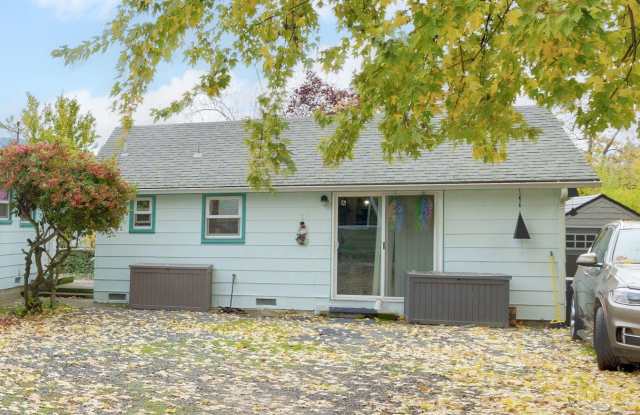 916 Northeast 11th Street - 916 Northeast 11th Street, Grants Pass, OR 97526