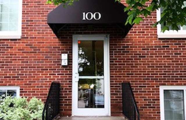 FALL 2026! 1 Bedroom Condominium just blocks from Kinnick and UIHC - 106 Grandview Court, University Heights, IA 52246