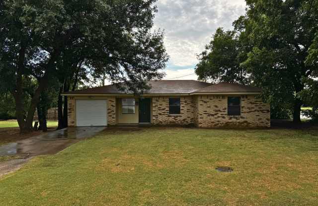 201 E Bois D Arc St - 201 East Bois D Arc Street, Henrietta, TX 76365