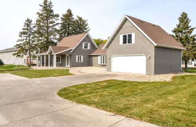 RARE FIND! 4 BEDROOM, 2 BATH HOUSE ON 1/2 ACRE LOT; INCLUDES GAS FIREPLACE, WOOD BURNING FIREPLACE, GREAT ROOM AND MORE!! Gallery 3