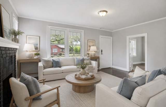 Large Unfurnished 2BR/1BA Downtown Home Walking Distance to Forsyth Park and Daffin Park Gallery 1