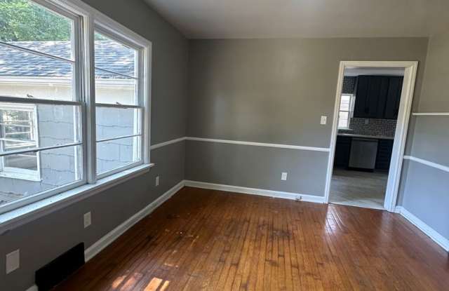 Completely remodeled 3-bedroom 2 full bathroom on over an acre lot Gallery 3