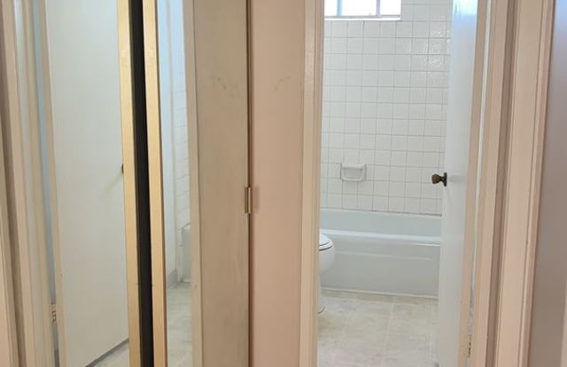 1 BED 1 BATH CONDO WITH ONE PARKING Gallery 4