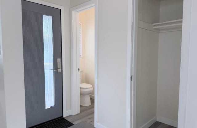 Cute 3 Bedroom / 1 1/4 Bathroom House in Van Nuys Gallery 4