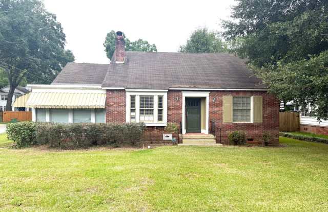 ** 3 bed 2 bath located in Cloverdale ** Call 334-366-9198 to schedule a self showing - 340 East Fairview Avenue, Montgomery, AL 36105