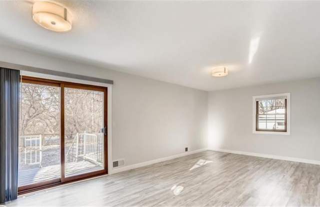2216 Thorndale Avenue Gallery 3