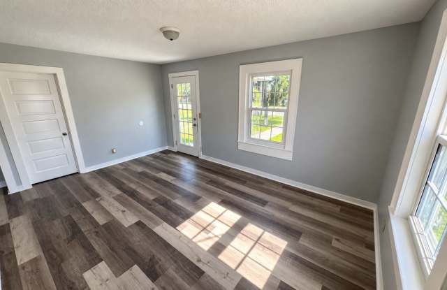 Spacious 3BR/2BA Home w/ HUGE Kitchen, Den & Large Carport! Gallery 4
