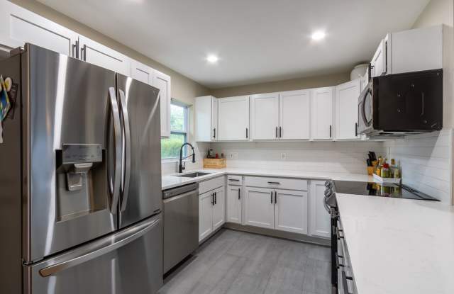 4BR/2BA Near UF – Updated Mid-Century Home with Fenced Yard & 3D Tour photos photos