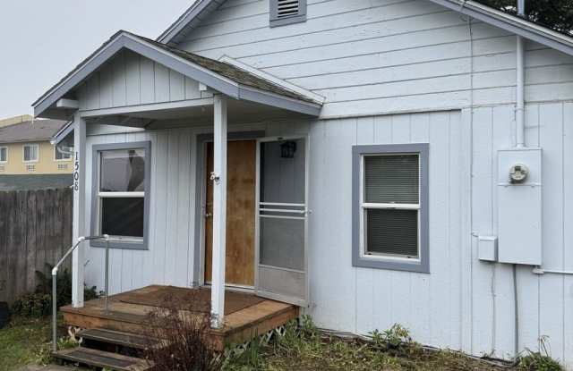 Small 2 bedroom home with fenced yard photos photos