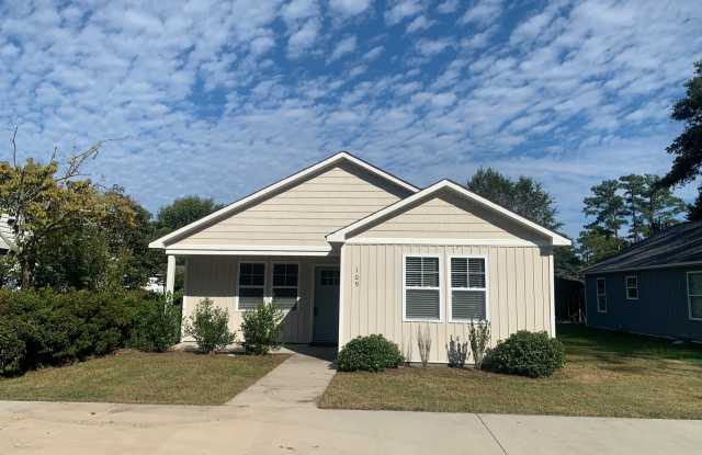 Newer Home in Great Central Location! 109 Avondale Avenue: Available Now! Gallery 1