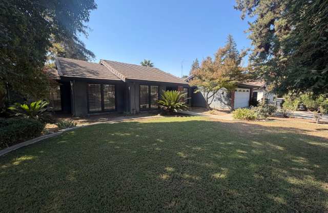 Nice home for rent in Visalia with a pool! Gallery 3