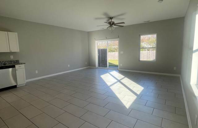 3 Bedroom, 2.5 Bath Townhouse! Gallery 4