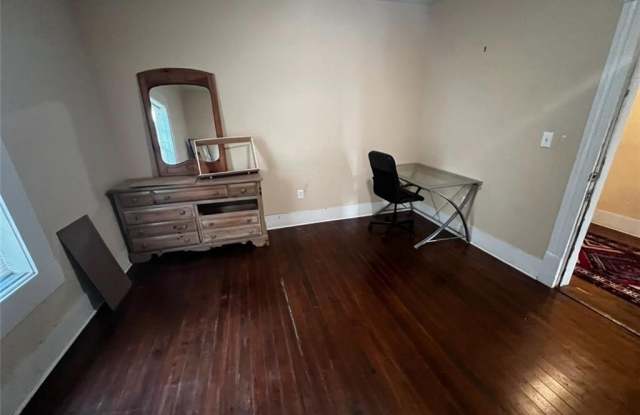 1059 Hampton Street Gallery 2