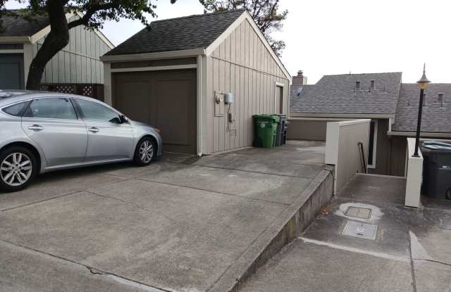 Updated 3 Bedroom Condo w/ Beautiful Balcony View - 45 Anair Way, Oakland, CA 94605