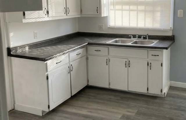 Spacious 3-bedroom, 1 bathroom Brick Home in Schulze Gallery 3