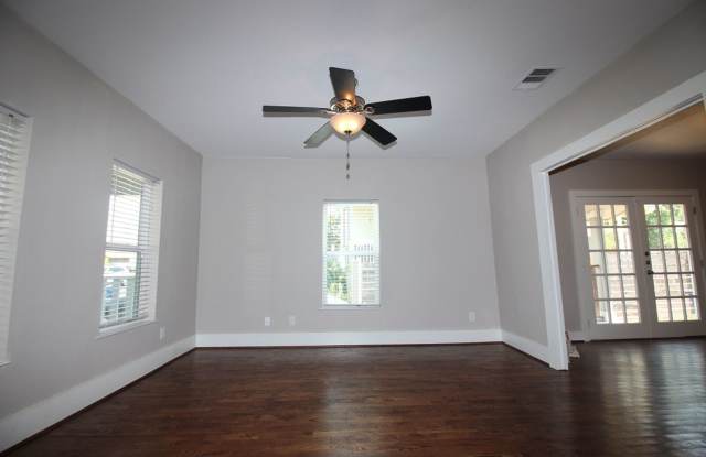 Charming 3/2 Single Story House, Minutes from Downtown Gallery 4