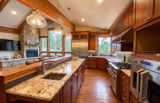 Spacious 3 Bedroom Breckenridge Home with 2-Car Garage, Hot Tub & Dog Run Gallery 3
