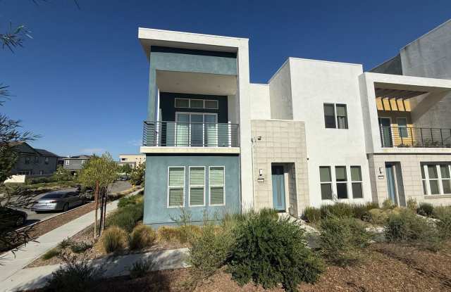 Beautiful 4-Bedroom Home in Valencia’s Five Points! Gallery 1