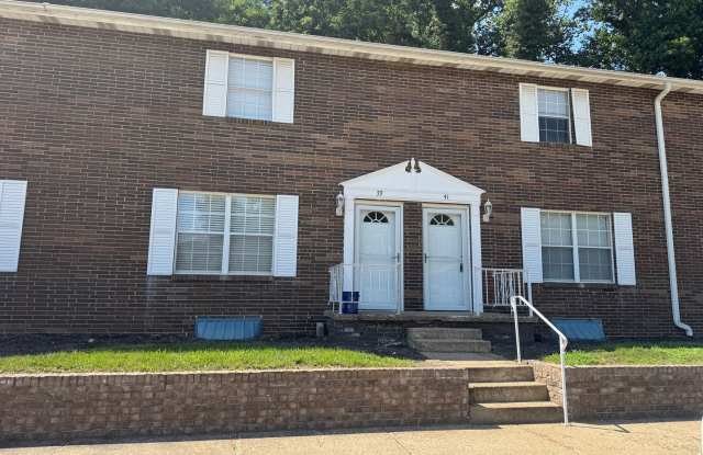 SPACIOUS TOWNHOME IN WILLOW TERRACE Gallery 1