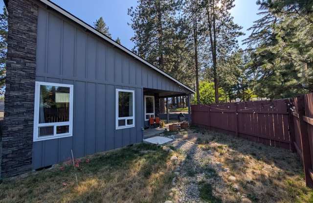 Newer contemporary home right downtown, all applianes, walk to everything! photos photos