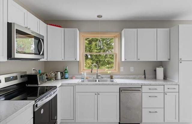 Gorgeous 5BR Home with Multi‑Level Living, Storage Loft, and 7 Parking Spaces Gallery 4